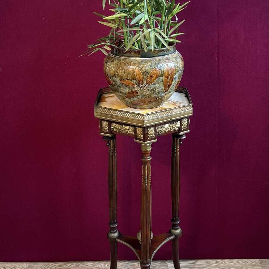 V&iacute;ctorian plant stand circa 1875